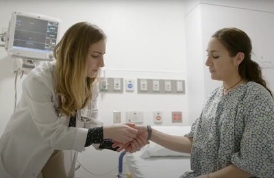 Кодирование Аквилонг в городе Дюртюли Врач держит пациентку за руку